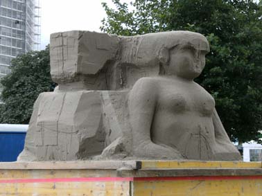 Eine Sandskulptur entsteht